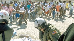 Exodo masivo en Puerto Pr&iacute;ncipe por las r&eacute;plicas y saqueos