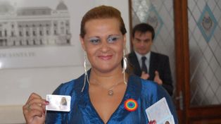 Alejandra Ironici, cuando recibió su DNI con su cambio de género.