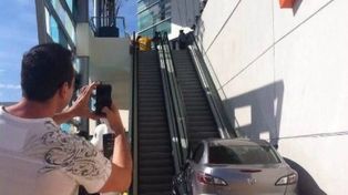 Una mujer perdió el control de su auto e incrustó  su vehículo contra una escalera mecánica