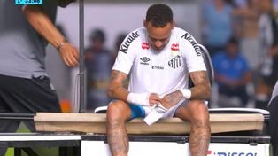 Neymar salió reemplazado a los 34 minutos del primer tiempo en el duelo de este miércoles ante Atlético Mineiro por el Brasileirao.