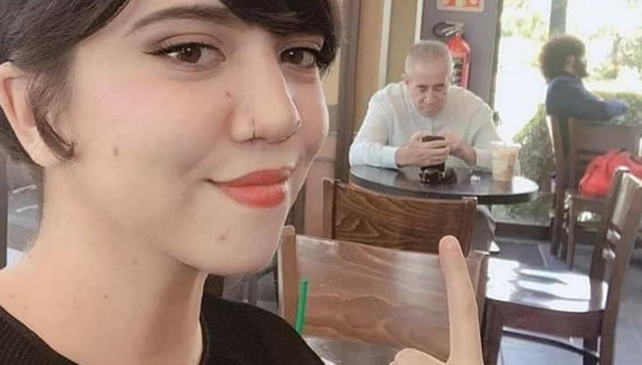 Una joven va acompañada con su padre a una cita a ciegas que pactó en Tinder