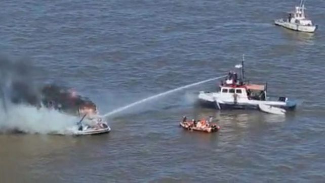 Prefectura Naval desplegó un amplio operativo para sofocar las llamas que se desataron en una embarcación en el Río de la Plata.&nbsp; 