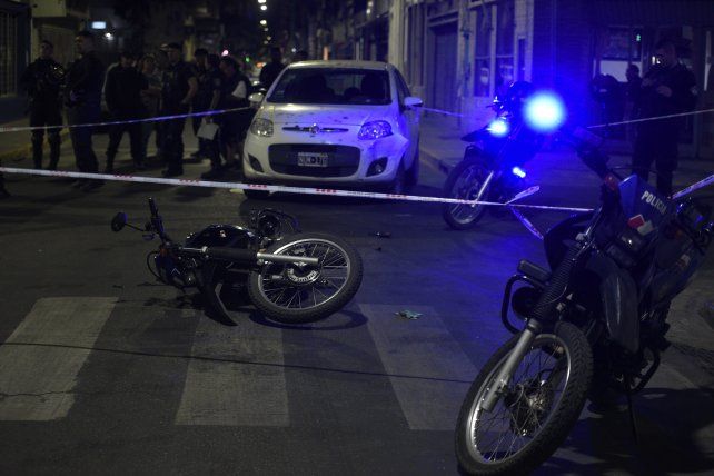 Una mujer policía que circulaba en moto fue atropellada y debieron internarla