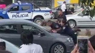 Un joven cordobés escapó de un control policial arrastrando a dos agentes en el capó
