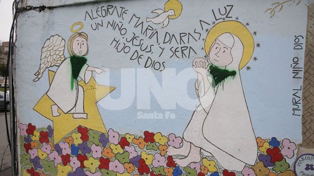 Aparecieron más pintadas de pañuelos verdes en iglesias y monumentos de la ciudad