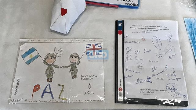 Este dibujo participó pero no podía ser seleccionado porque el ex coronel Britanico Geoffrey Cardozo