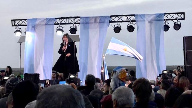 La precandidata encabezó un acto a la vera del río Paraná.