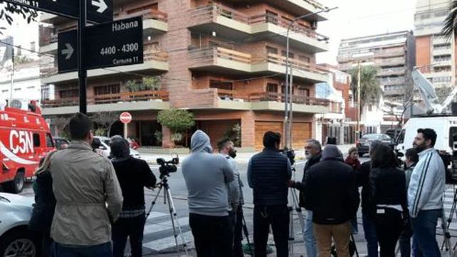 Allanan la casa de Claudia Villafañe por la batalla de las camisetas de Maradona