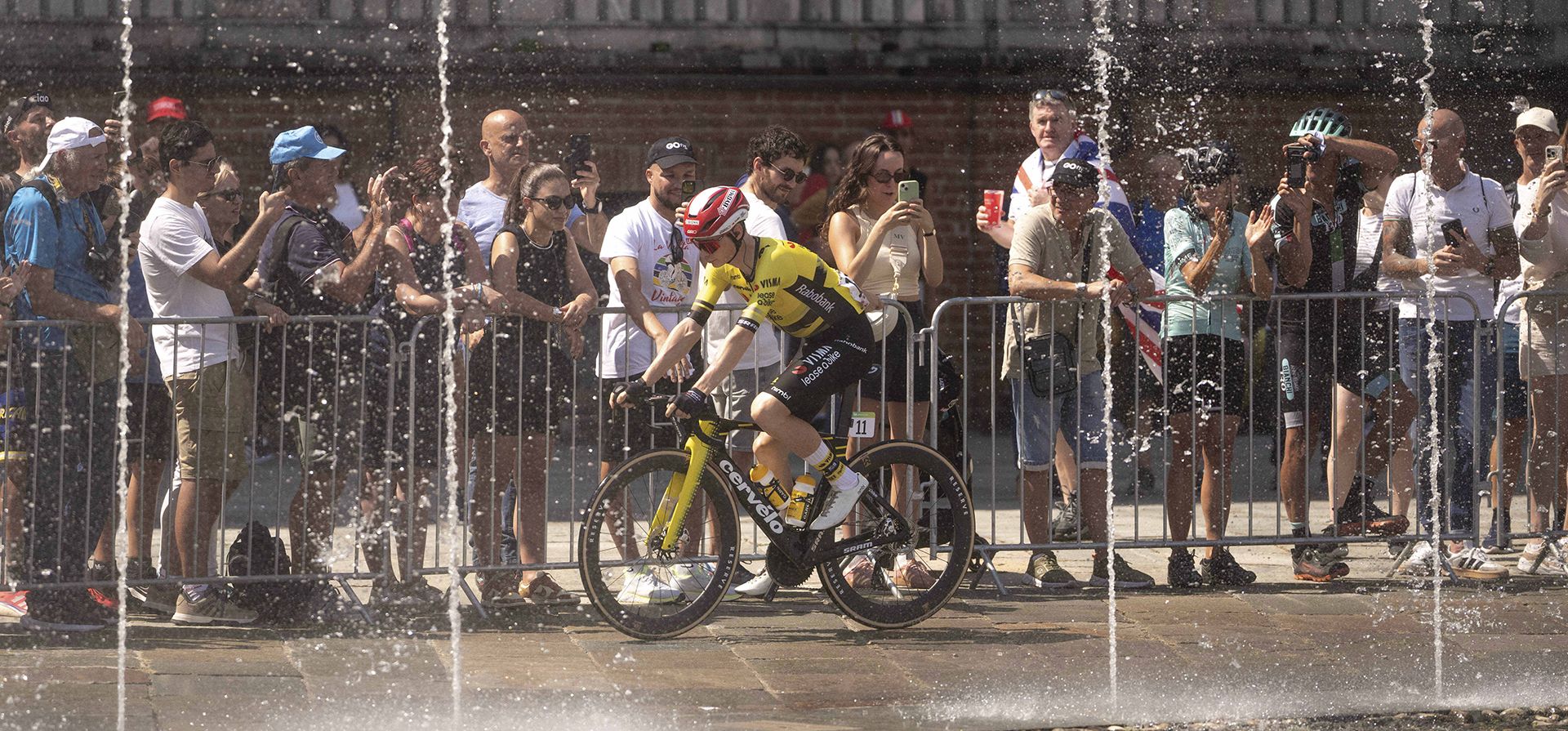 Jonas Vingegaard, de Dinamarca, pedalea durante la primera etapa de la Vuelta a España, carrera ciclista alrededor de España, en un recorrido que fue de Venaria a Novara, en Italia, el sábado 23 de agosto de 2025. (Marco Alpozzi/LaPresse vía AP) Jonas Vingegaard, de Dinamarca, pedalea durante la primera etapa de la Vuelta a España, carrera ciclista alrededor de España, en un recorrido que fue de Venaria a Novara, en Italia, el sábado 23 de agosto de 2025. (Marco Alpozzi/LaPresse vía AP)