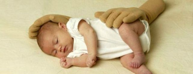 Una mamá dejó un guante sobre su bebé prematuro y pasó algo impactante