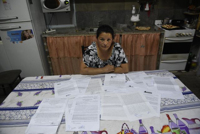 Papeles. Marisa expuso ante el cronista todas las denuncias que presentó hasta la fecha sin tener respuesta alguna.
