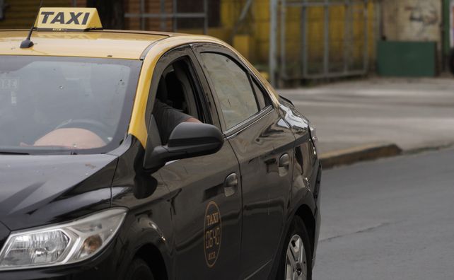 Muchos taxistas se presentan para devolver sus chapas. Hay al menos 600 licencias caucionadas