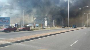 Por la quema de pastizales en un basural se incendiaron galpones en la ruta 19