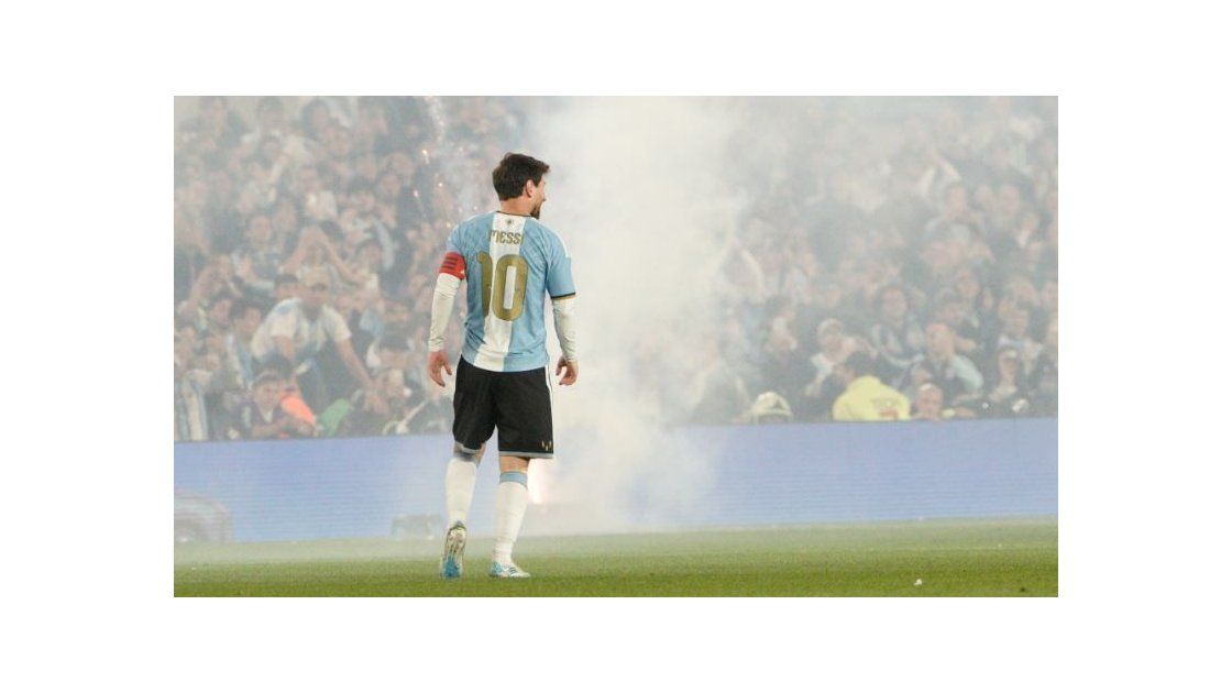 Lionel Messi en la inmensidad de un Monumental que lo vivó toda la noche. Un reconocimiento más que merecido.