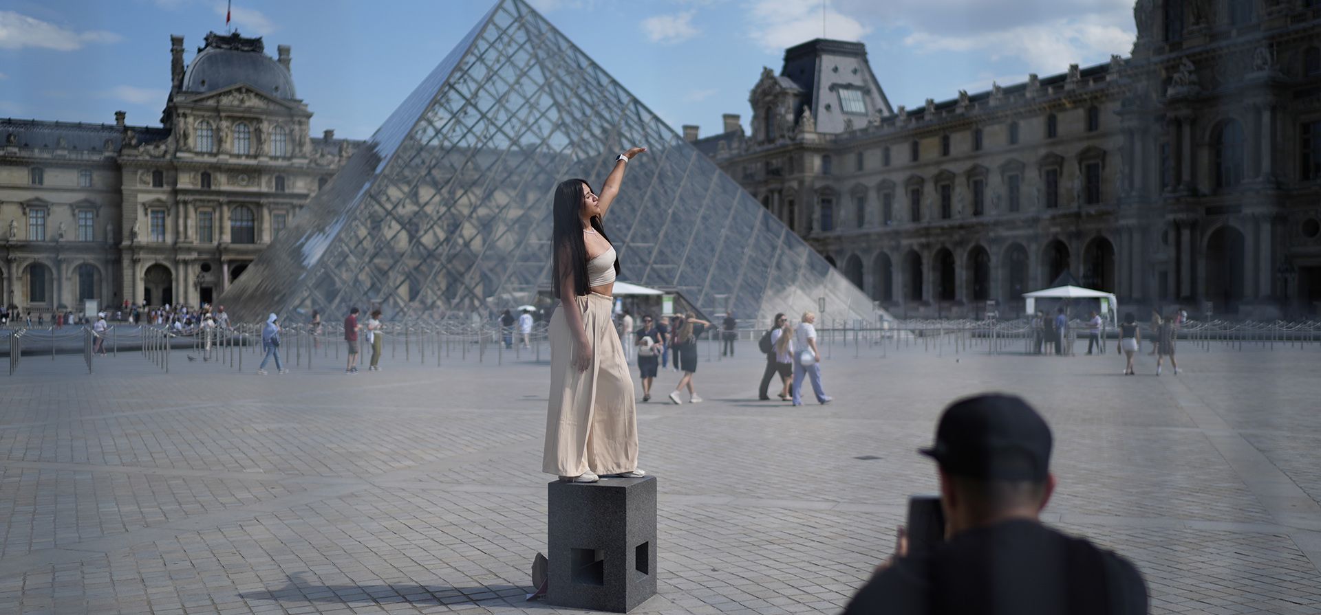 Una mujer posa en el patio del museo del Louvre, que está fuera del perímetro de seguridad establecido para los Juegos Olímpicos, el viernes 19 de julio de 2024, en París, Francia. (Foto AP/David Goldman) Una mujer posa en el patio del museo del Louvre, que está fuera del perímetro de seguridad establecido para los Juegos Olímpicos, el viernes 19 de julio de 2024, en París, Francia. (Foto AP/David Goldman)