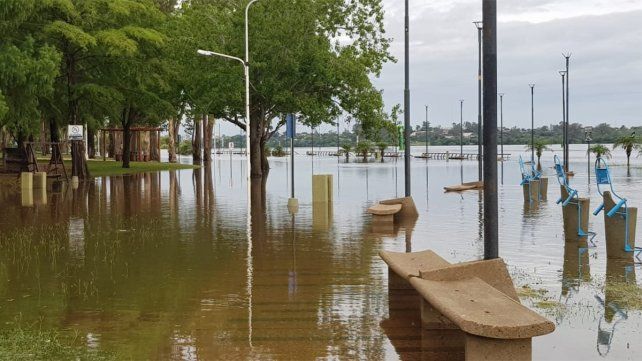El Uruguay no para de crecer: calles anegadas y comerciantes evacuados en Concordia