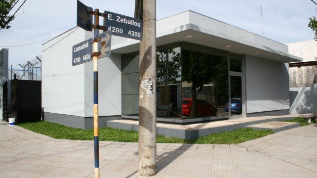 El Chevrolet Corsa afectado a Uber fue trasladado a la comisaría 10ª de Santa Fe para la realización de pericias.