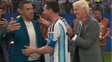 Maxi Rodríguez abre los brazos para saludar a Lionel Messi. Al lado, José Pekerman Maxi Rodríguez abre los brazos para saludar a Lionel Messi. Al lado, José Pekerman