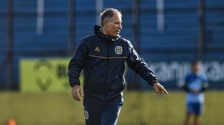 Ariel Holan prepara el equipo titular de Central para enfrentar a Unión por Copa Argentina.
