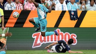 Nicolás Tagliafico va al suelo en el partido contra Honduras. Ese día sufrió un desgarro en el sóleo.