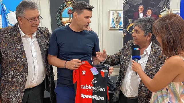 Pochettino posó junto a Los Palmeras con la casaca de Colón