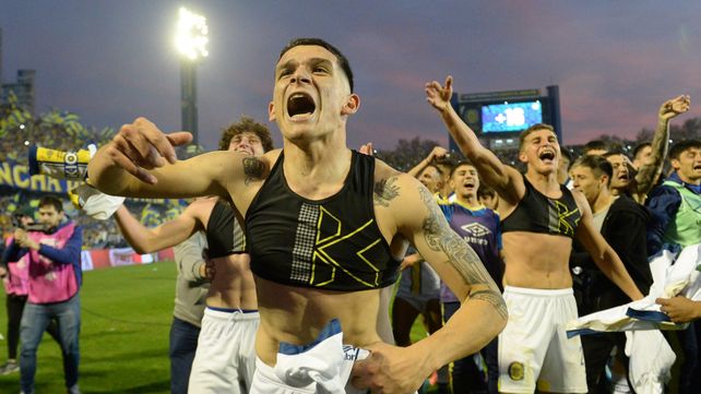 Blanco, fuera de sí, celebra la victoria en el último clásico, en el que el canalla se impuso con gol de Veliz.