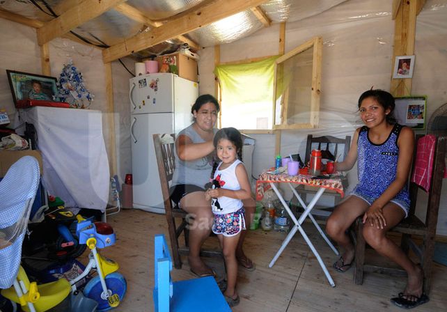 Las viviendas temporarias tienen todas las comodidades para que estén seguras las familias y los menores.