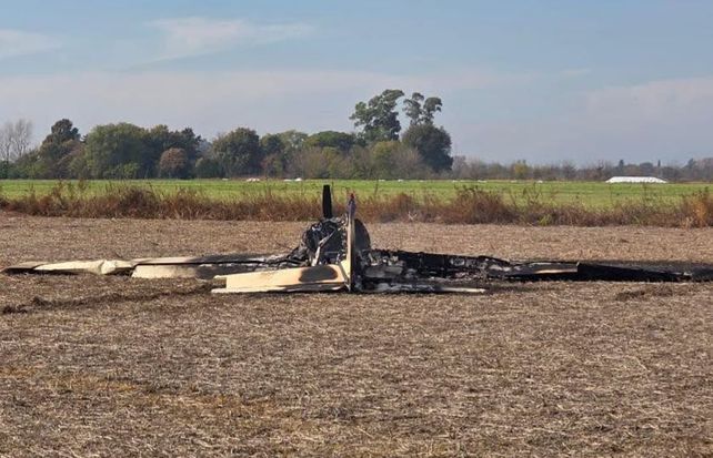 Otra avioneta abandonada: esta vez cerca de Pergamino y cuando la encontraron ya estaba incendiada.