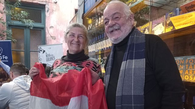 Graciela Castro-Clesen, con la bandera, y Horacio Baxter coordinan en Rosario los esfuerzos para organizar la colectividad luxemburguesa.