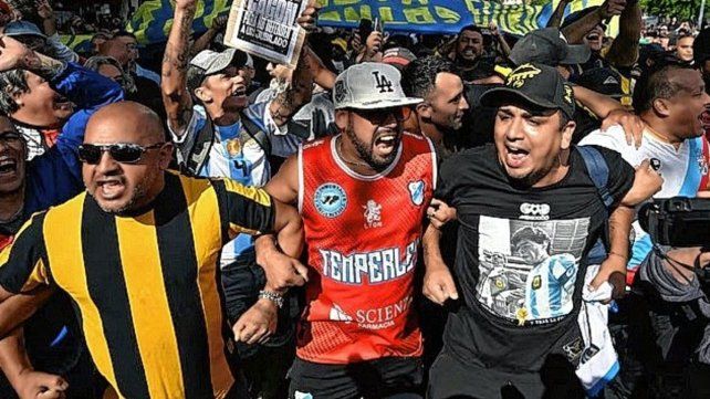 En la marcha de los jubilados se pudo ver algunos barras según la postura del gobierno.