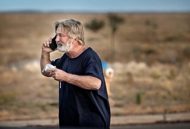 El actor Alec Baldwin mató accidentalmente a la directora de fotografía de la película Rust que estaba rodando.&nbsp;