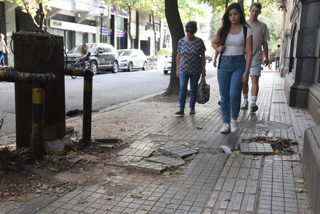 Las nuevas veredas del Paseo del Siglo duraron tan solo cuatro años