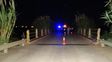 Anoche la policía trabajó sobre el puente en donde ocurrió el fatal accidente. Foto PER. Anoche la policía trabajó sobre el puente en donde ocurrió el fatal accidente. Foto PER.