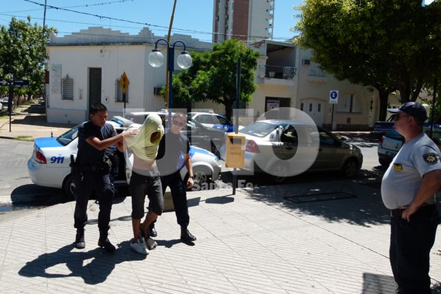 Cayó empleado judicial junto a un cómplice tras asaltar a una mujer en barrio Candioti