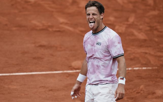 Diego Schwartzman celebra después de derrotar al alemán Jan-Lennard Struff durante su partido de cuarta ronda el día 9 del torneo de tenis Abierto de Francia en Roland Garros en París