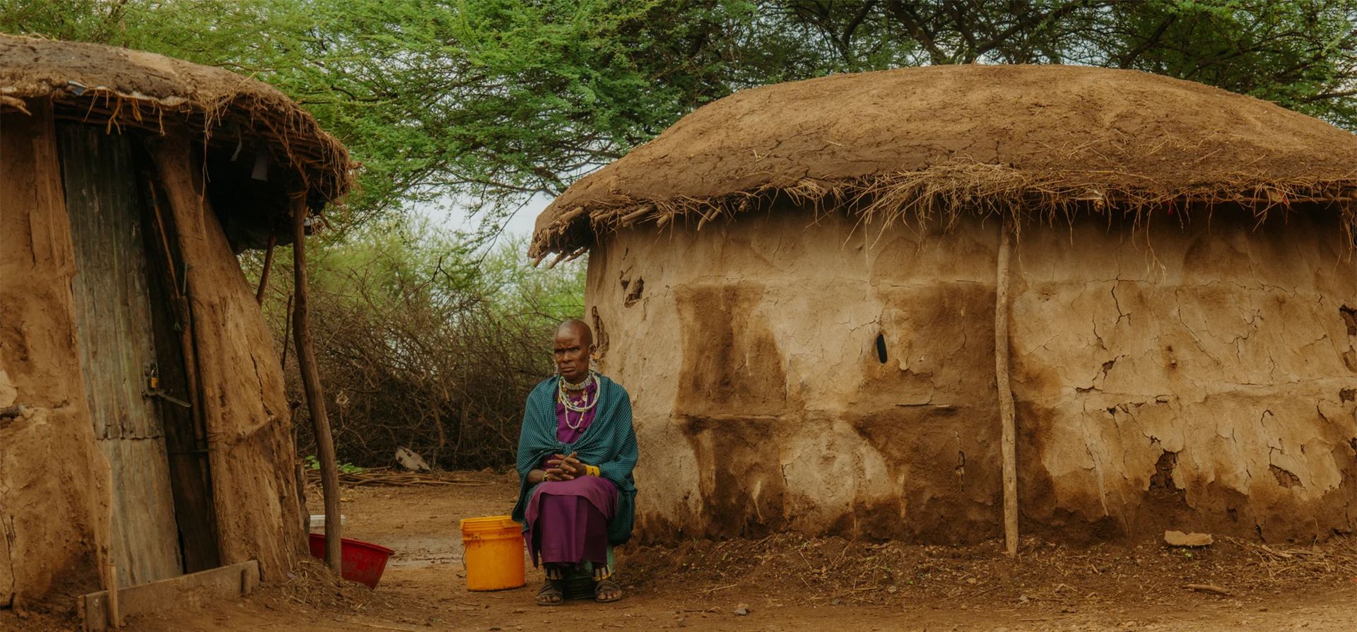 Una mujer de la tribu masái descansa al lado de su vivienda. Las comunidades de pastores están bajo presión, ya que la crisis climática hace que los recursos alimenticios sean más escasos. Masái Mara, Tanzania. Fotografía: Abdulrahman Andrew Abel Pallango/Andalou Getty Images Una mujer de la tribu masái descansa al lado de su vivienda. Las comunidades de pastores están bajo presión, ya que la crisis climática hace que los recursos alimenticios sean más escasos. Masái Mara, Tanzania. Fotografía: Abdulrahman Andrew Abel Pallango/Andalou Getty Images
