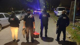 El motociclista se estrelló contra un poste de luz.