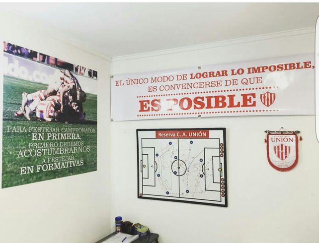 La mentalización. Es evidente que entre las frases motivadoras y la pizarra de juego se le intenta llegar al jugador de inferiores.&nbsp;