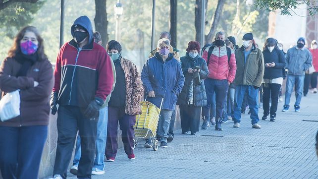 Vacunas: no harán combinaciones para completar segunda dosis