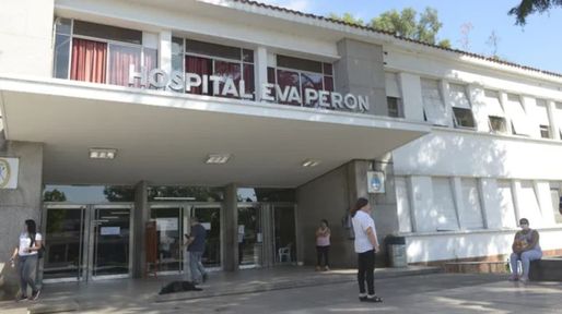Se cayó por la escalera mientras jugaba Argentina y la internaron en estado crítico