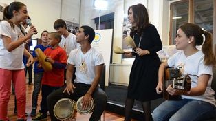 Cristina cantó y bailó junto a un grupo teatral y musical de chicos cubanos