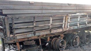 El acoplado finalizó con una destrucción prácticamente total tras el incendio de este jueves.