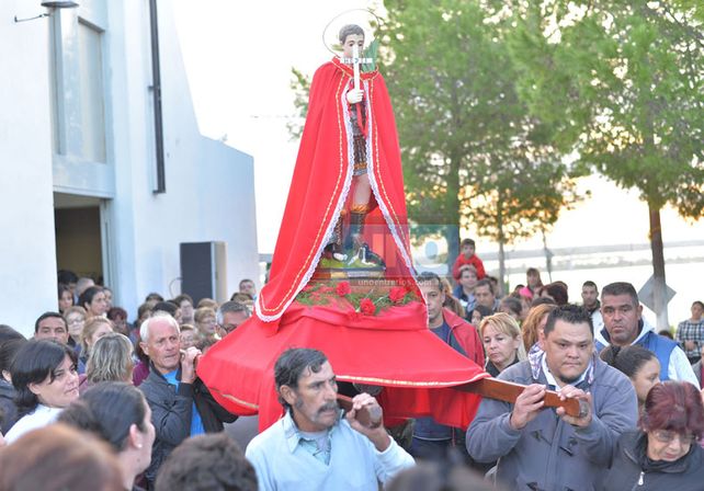 Concurrida. Los fieles llegaron hasta el barrio y participaron de una procesión que ya es tradición.    Foto UNO/Juan Manuel Hernández