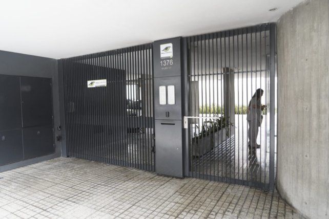 La policía rosarina recibió una denuncia sobre amenazas y un principio de incendio el lunes 9 de marzo de 2026 en Corrientes al 1300. Allí encontraron una nota dirigida a un funcionario municipal.