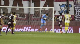 Es tuya, Juan. El juvenil Romero se erigió de titular en Central tras la seria lesión de Broun.&nbsp;