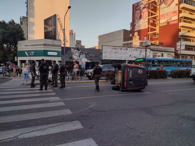 Impactante choque entre un taxi y un utilitario en avenida Pellegrini