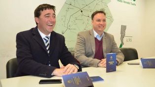 Azules y con lenguaje inclusivo: las nuevas libretas de matrimonio de Santa Fe