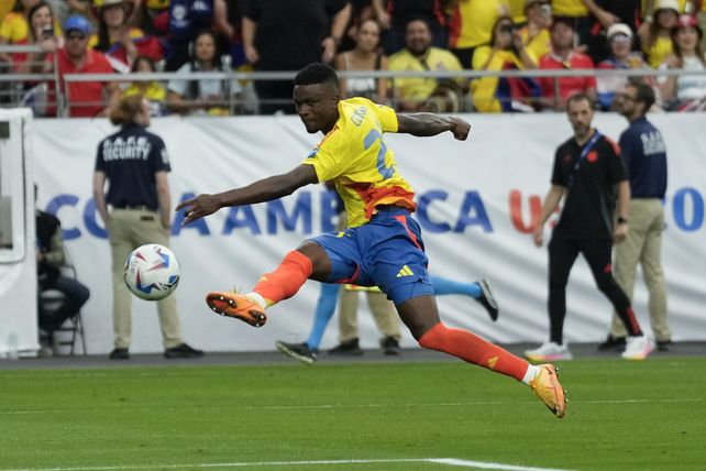 Jhon Cordoba remata para marcar el tercer gol cafetero que selló el marcador ante Costa Rica.&nbsp;
