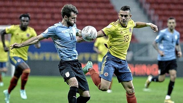 Uruguay se mide con Colombia en el Parque Central de Montevideo.