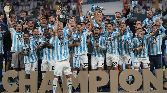 Iván Pillud levanta la Supercopa Internacional. Racing le ganó a Boca 2 a 1 en Emiratos Árabes y se consagró campeón.